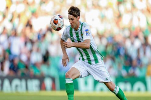 تقرير: ميلان يتمم اتفاقه مع مدافع ريال بيتيس